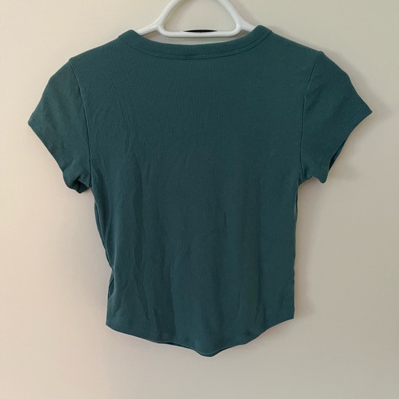 Old Navy l Short-Sleeve UltraLite Cropped Rib-Knit T-Shirt for Women - Picture 2 of 3